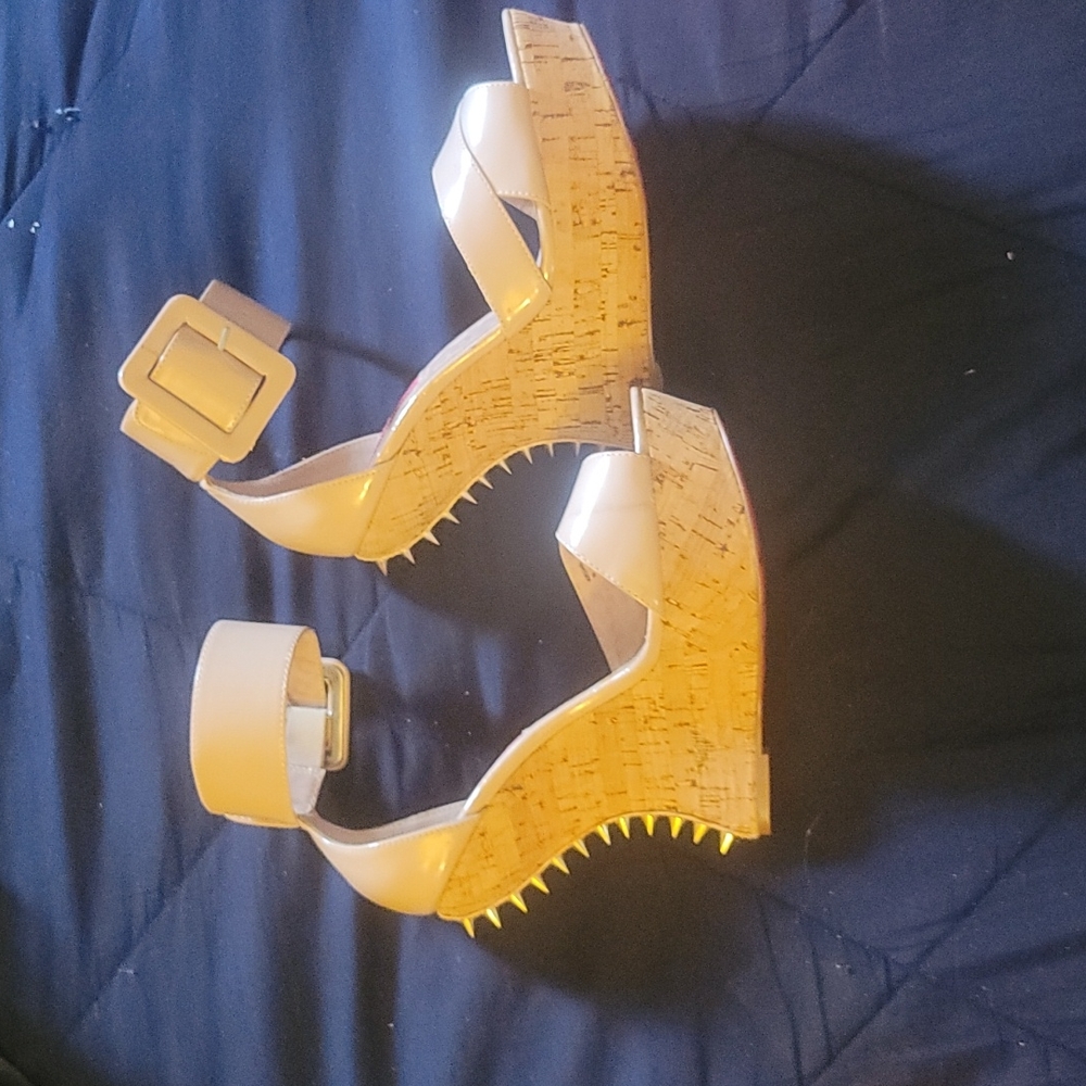 Betsey Johnson Heals Size 8 - Picture 2 of 4